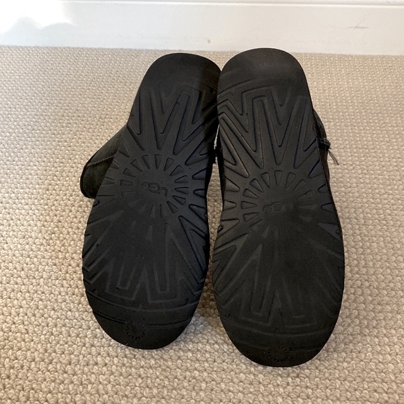 Ugg Classic Short II Shearling Lined in Black Size 7 - Picture 7 of 11